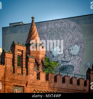 Wandbild in der Nähe der Oberbaumbrücke, Künstler Blu, Griffiti, Street Art, Kreuzberg, Berlin Stockfoto