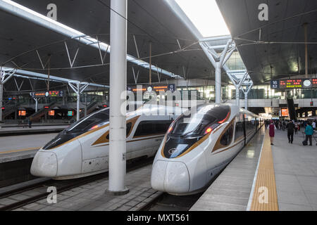 Fu Xing, High Speed Zug, Bahn, Bahnen, moderne, Bullet Train, at, Tianjin, Zug, Station, China, Volksrepublik China, VR China, Chinesisch, Hauptstadt, Stadt, Asien, Asiatische Stockfoto