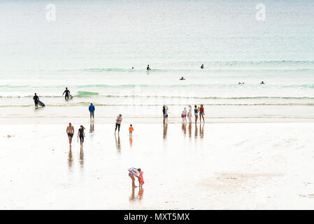 Urlauber auf den Fistral Beach in Newquay in Cornwall. Stockfoto
