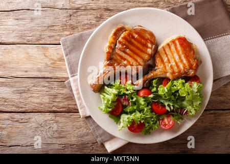 Glasierte gegrilltes Steak mit frischen Salat Gemüse und Blätter in der Nähe auf einem Teller. Horizontal oben Ansicht von oben Stockfoto