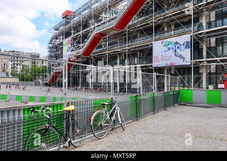 Paris, Frankreich. Heiße hellen sonnigen Frühlingstag, Mai 2018. Die Vorderseite des Centre Pompidou. Stockfoto