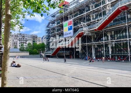 Paris, Frankreich. Heiße hellen sonnigen Frühlingstag, Mai 2018. Die Vorderseite des Centre Pompidou. Stockfoto