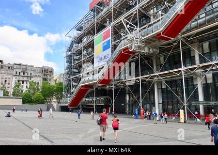 Paris, Frankreich. Heiße hellen sonnigen Frühlingstag, Mai 2018. Die Vorderseite des Centre Pompidou. Stockfoto