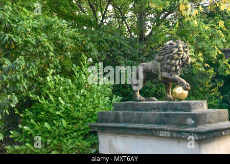 Lion statue bewacht den Eingang zu Royal Victoria Park, Bath, England. Stockfoto