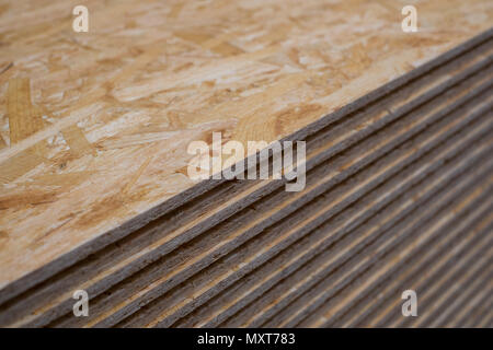 Stapel Planken Spanplatten, Sperrholz, OSB-Platten - Stockfoto