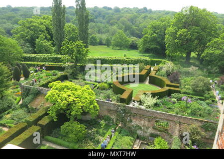 Aus der Vogelperspektive die berühmten Gärten und die umliegenden Immobilien bei Sissinghurst Castle an der Spitze des Turms getroffen; ein National Trust property in Kent Stockfoto