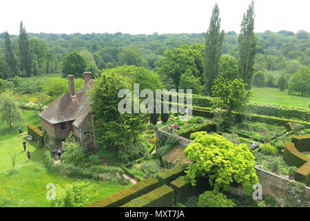 Aus der Vogelperspektive die berühmten Gärten und die umliegenden Immobilien bei Sissinghurst Castle an der Spitze des Turms getroffen; ein National Trust property in Kent Stockfoto