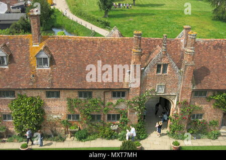 Ein Blick von Oben auf dem Turm bei Sissinghurst Schlossgarten, der National Trust property, das Haus wurde von Vita Sackville-West und ihr Mann Stockfoto