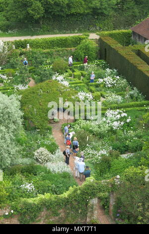 Aus der Vogelperspektive die berühmten Gärten und die umliegenden Immobilien bei Sissinghurst Castle an der Spitze des Turms getroffen; ein National Trust property in Kent Stockfoto