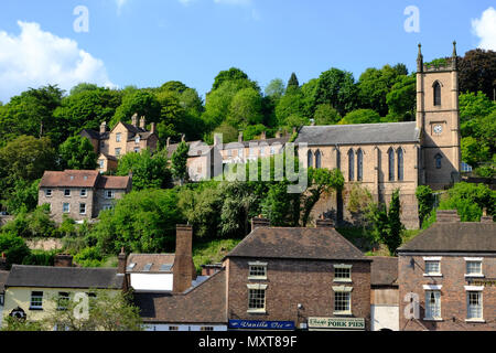 Ironbridge Stadt in Shropshire, mit der Kirche auf den steilen Hang Stockfoto