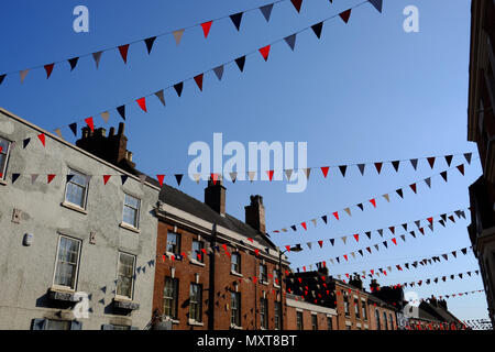 Bunte Bunting über eine Straße in Ashbourne, Großbritannien Stockfoto