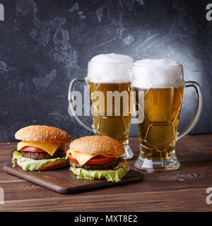 Bild von zwei Hamburger, Gläser mit Bier Stockfoto