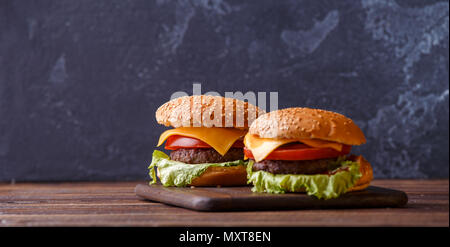 Foto von zwei frische Hamburger Stockfoto