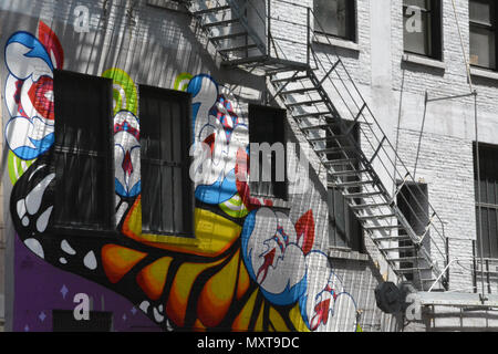 Farbenfrohen designs Beleben einer ansonsten normalen Gasse Wand und Feuer Flucht im Süden von Chicago Loop. Stockfoto