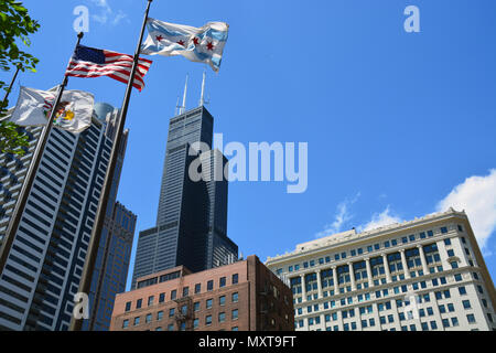 Flaggen im Wind verzichten und den Willis Tower auf einer Straße in Chicago South Loop Rahmen. Stockfoto