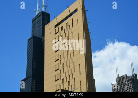 Die Bundesregierung Metropolitan Correctional Center in der Innenstadt von Chicago ist ein Beispiel für brutalist Architecture und im krassen Gegensatz zu den Willis Tower Stockfoto