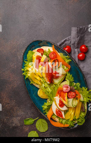 Pita Brot mit gegrilltem Huhn, heiße Soße und Gemüse, dunklen Hintergrund. Türkischen Kebab, Shawarma, griechische Gyros Stockfoto