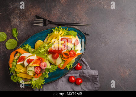 Pita Brot mit gegrilltem Huhn, heiße Soße und Gemüse, dunklen Hintergrund. Türkischen Kebab, Shawarma, griechische Gyros Stockfoto