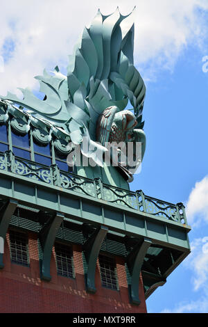 Architektonisches Detail der riesigen Eulen auf dem Dach der Harold Washington Public Library in Chicago South Loop. Stockfoto