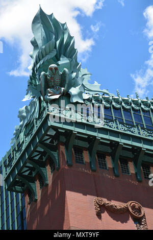 Architektonisches Detail der riesigen Eulen auf dem Dach der Harold Washington Public Library in Chicago South Loop. Stockfoto