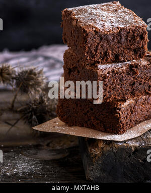 Stapel der quadratische Scheiben gebackene Brownie pie, Nahaufnahme Stockfoto