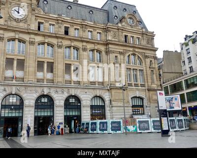 Leute, die sich vor dem Bahnhof Gare Saint-Lazare, Paris, Frankreich Stockfoto