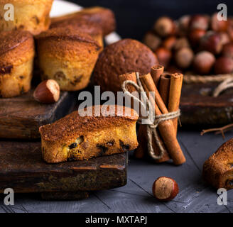 Cupcakes mit getrockneten Früchten auf einem braunen Holz- Board, in der Nähe Stockfoto