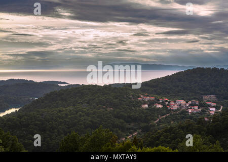 Blick auf das Dorf Veli Lošinj und darüber hinaus, in Richtung der Insel Korčula von Veliki Trogir, Nationalpark Mljet, Otok Mljet, Kroatien Stockfoto