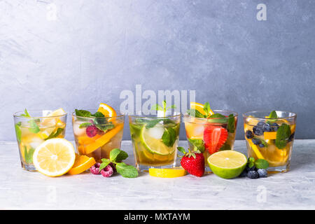 Limonade. Limonade, Mojito und Berry Limonade in Gläser. Stockfoto