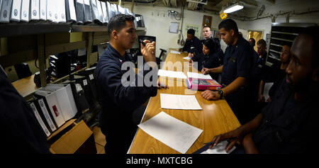 161206-N-ZB 097-0019 ATLANTIK (31. 6, 2016) Petty Officer 2nd class Xavier Lemus-Rivera führt Ersatzteile Petty Officer Training in der Lagerverwaltung Büro an Bord amphibisches Schiff USS Iwo Jima (LHD7). Iwo Jima ist unterwegs verfolgen Mobility-Engineering (MOB-E) und Mobility-Seaman (MOB-S) Zertifizierungen als Teil des Schiffes vor der Bereitstellung Qualifizierung. (U.S. Marine Foto von Petty Officer 3. Klasse Jess E. Toner/Freigegeben) Stockfoto