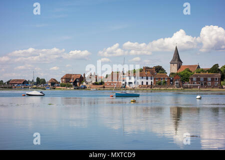 Bosham Hafen in West Sussex als die Flut an einem sonnigen Tag im Juni kommt. Stockfoto