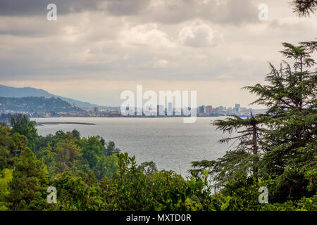 Blick auf Batumi Skyline aus der Ferne botanischer Garten, Georgia Stockfoto