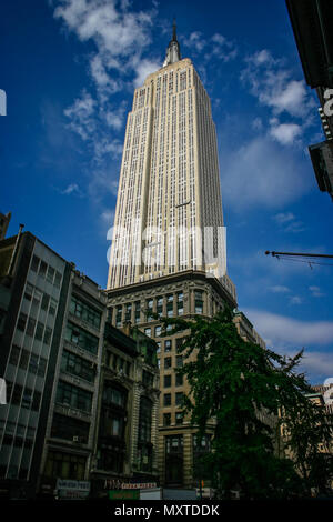 Empire State Building von der Straße in New York City, New York, USA, am 21. Oktober 2008 Stockfoto