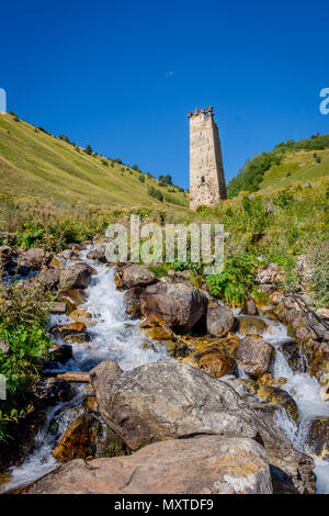 Alten, typischen georgischen Turm durch das Wasser in Adishi Dorf, Svaneti, Georgien Stockfoto