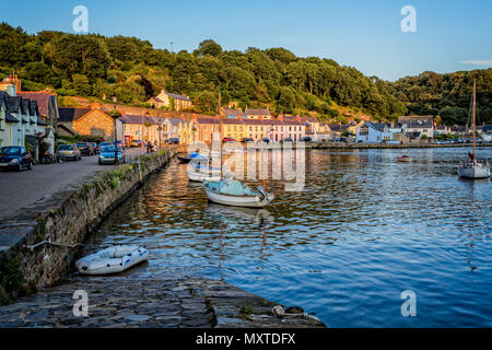 Sonnenuntergang am Hafen Fishguard talen von Quay Street, Fishguard, Pemrokeshire, Großbritannien am 15. Juli 2015 Stockfoto