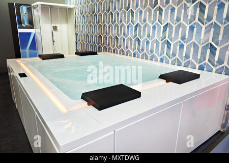 Großen Jacuzzi Badewanne und Dusche Stockfoto