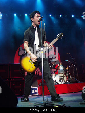 ATLANTA, GA - Mai 18: Billie Joe Armstrong und Tre Cool von Green Day bei Lakewood Amphitheatre in Atlanta, Georgia am 18. Mai 2002 durchführen. Quelle: Chris McKay/MediaPunch Stockfoto