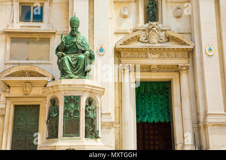 Statue von Papst Sixtus V., Basilica della Casa Santa, Loreto Wallfahrtsort, Provinz Ancona, Italien Stockfoto