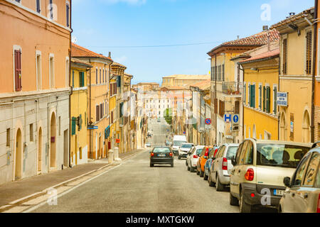 Loreto, Ancona, Italien - 20.05.2018: Die zentrale Straße von Loreto zur Basilika von Santa Casa mit Menschen und Autos, Italien Stockfoto