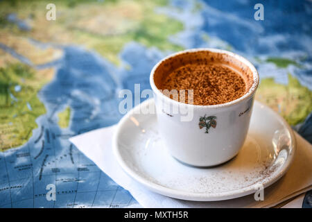 Espresso und Schokolade - Zwei unserer beliebtesten Dinge! Reisen Sie um die Welt, eine Bohne. Ob Kakao oder Kaffee aus fairem Handel, Gaumen Tanz Stockfoto