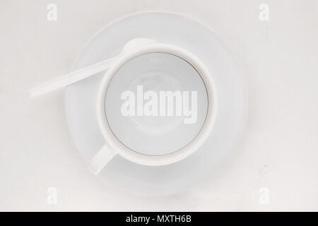 Leere Kaffeetasse mit kaffeeflecken auf weißem Hintergrund. Ansicht von oben. Stockfoto