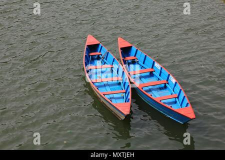 Schöne Holz Ruderboote auf den Fewasee, Nepal. Stockfoto