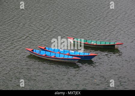 Holz Ruderboote auf Fewa See, Pokhara. Stockfoto