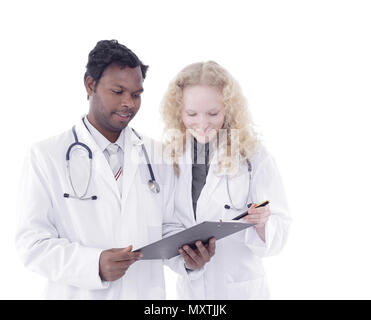 Zwei Ärzte diskutieren medizinische Aufzeichnungen. auf weißem isoliert Stockfoto