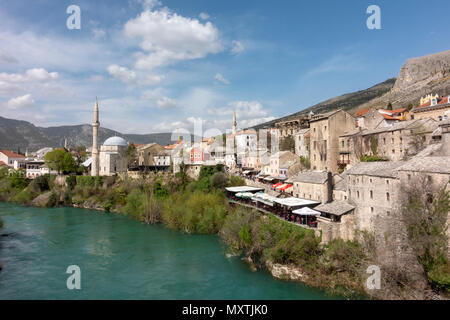 Der Blick nach Norden auf die historische Stari Most (Alte Brücke) über die Neretva in Mostar, der Föderation Bosnien und Herzegowina. Stockfoto