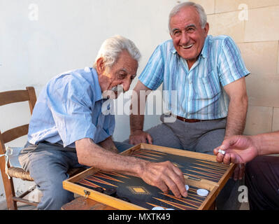 Dorfbewohner spielen Backgammon in Tzada Village, Paphos, Zypern. Stockfoto