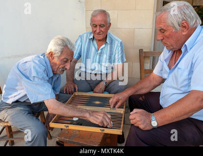 Dorfbewohner spielen Backgammon in Tzada Village, Paphos, Zypern. Stockfoto