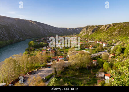 Im modernen Teil von Počitelj, ein UNESCO-Weltkulturerbe Stadt, Bosnien und Herzegowina und der Fluss Neretva. Stockfoto