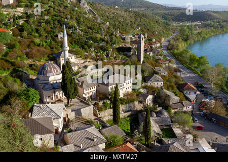 Die Überreste von Počitelj, ein UNESCO-Weltkulturerbe Stadt, Bosnien und Herzegowina, einschließlich der Hadschi Alija Moschee, der sahat Kula und den Fluss Neretva. Stockfoto