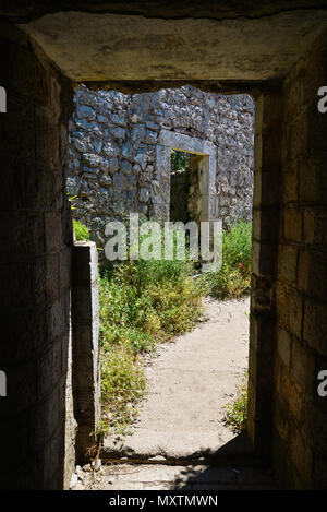 Alte Mauern der mittelalterlichen Festungsanlage am Berg Lovcen in Kotor, Montenegro, Europa Stockfoto